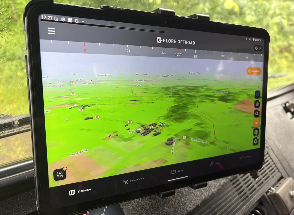 X-PLORE auf einem Tablet im Fahrzeug, 3D-Geländeansicht